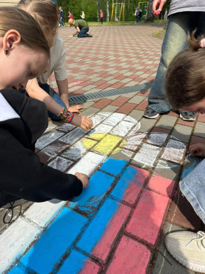 Яркий День России в «Маяке»: Конкурс рисунков на асфальте!